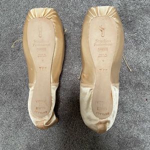 Freed Studio Professionals: 7 EE H Insole Round